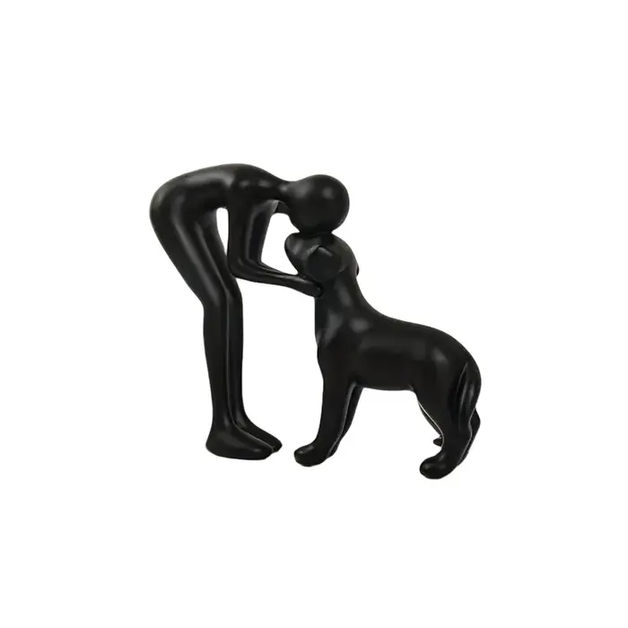 Une statue de chien noir et de propriétaire élégante et simple, un cadeau chaleureux pour les amoure