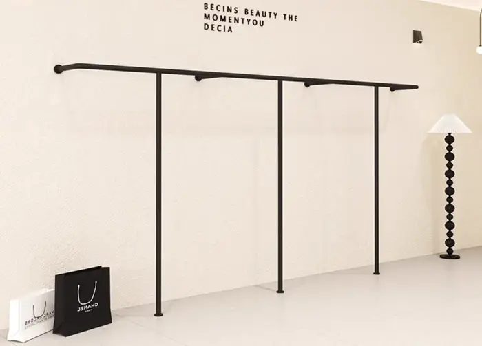 Présentoirs de magasin de vêtements