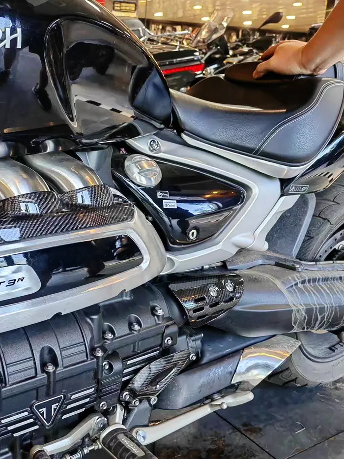 Convient pour Triumph Rocket 3 couvercle décoratif en fibre de carbone modifiée, couvercle extérieur