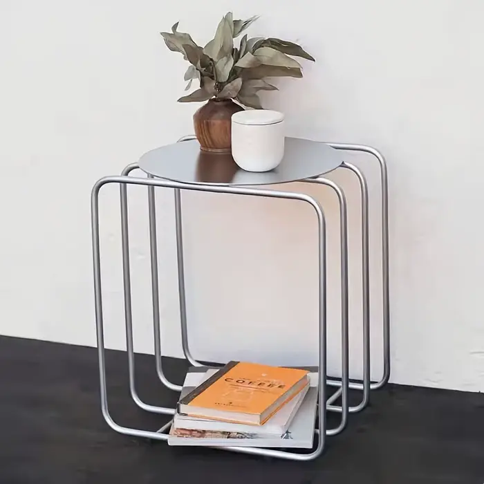 Table d'angle en métal minimaliste européen moderne, compacte, peu encombrante, aucun assemblage req