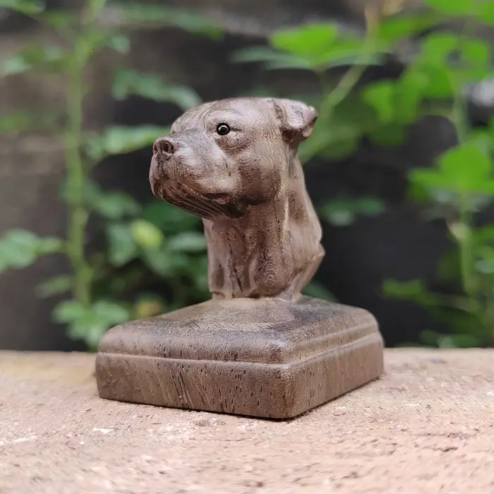 Figurine de chien en bois de 1