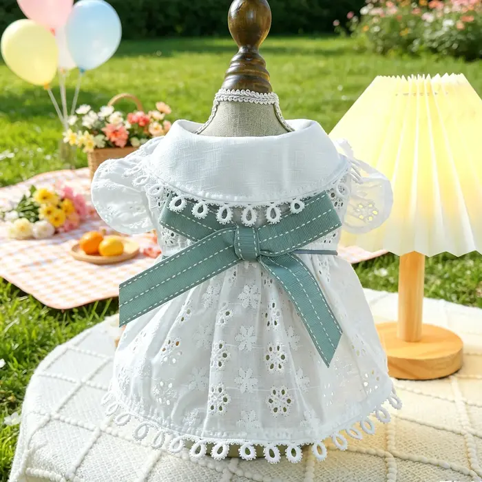 Robe blanche en dentelle avec nœud pour petits chiens et chats, tenue respirante à œillets pour chio