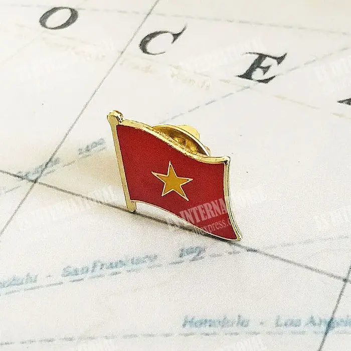 Épingles à revers en métal avec cristal époxy du drapeau national vietnamien pour hommes et femmes, souvenir patriotique, badge de collection pour occasions spéciales et cadeaux de célébration