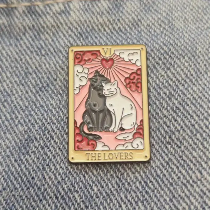 Épingle de chat de dessin animé mignon, style d'amant de câlin, adaptée aux garçons et aux filles à 