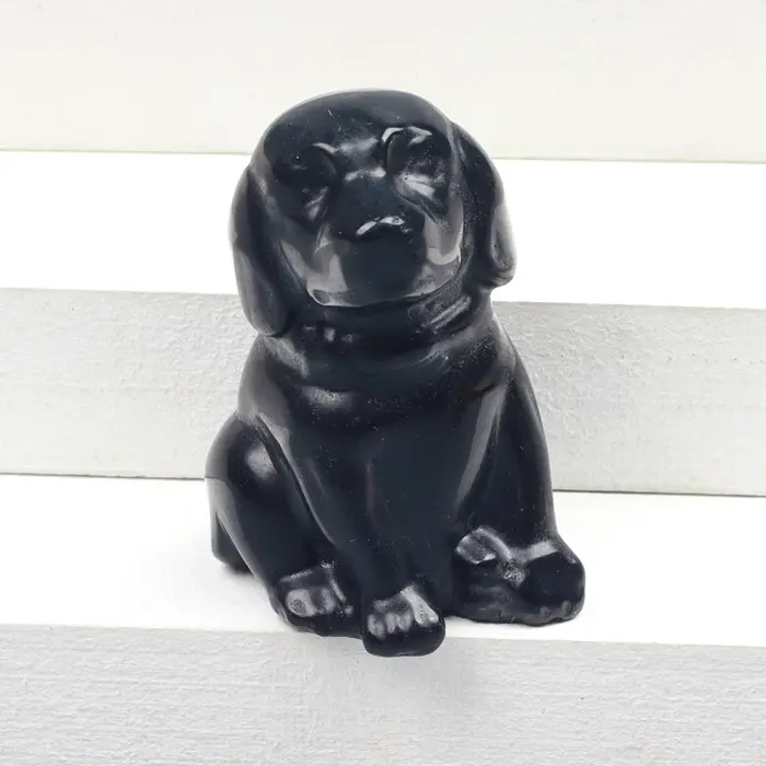 Figurine de chien obsidienne noire