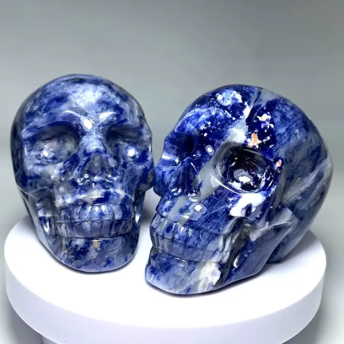 Une grande pierre de sodalite en forme de crâne, parfaite pour les amateurs de crânes, fabriquée en 