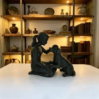 Sculpture décorative Fille et Chien