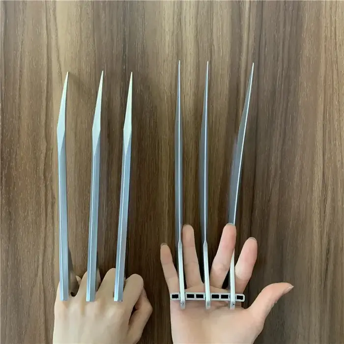 Armes de super-héros 1: 1, gants de guerre, gantelet doré, lumière LED, accessoires de Cosplay, mart