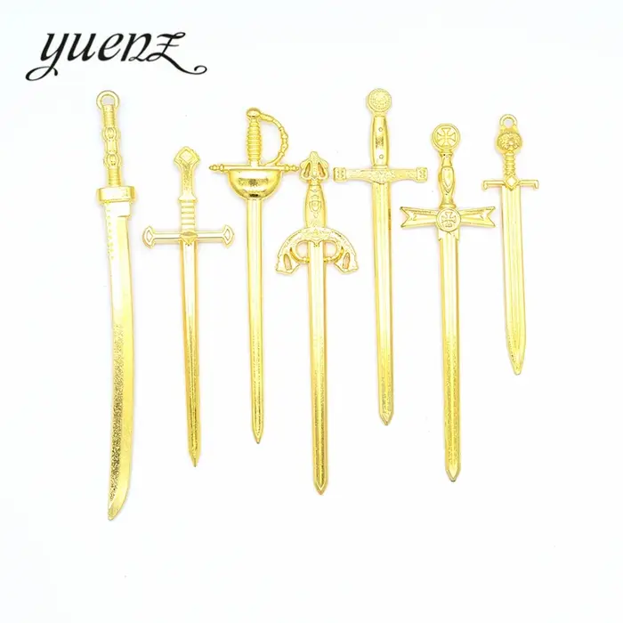 Charms d'épée médiévale pour la fabrication de bijoux avec style vintage et couleurs variées pour occasions spéciales