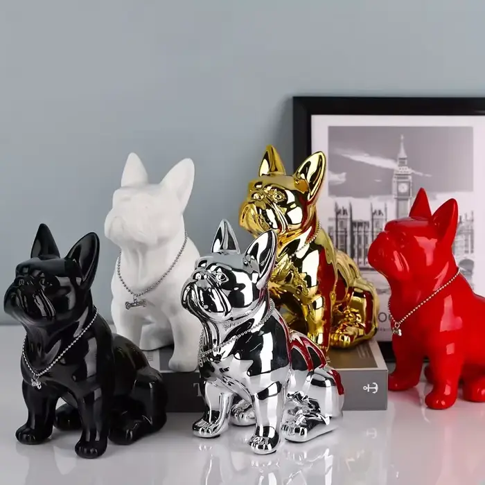 Statue de bouledogue français assis en résine avec collier en métal pour décoration de maison intérieure salon cuisine occasions spéciales