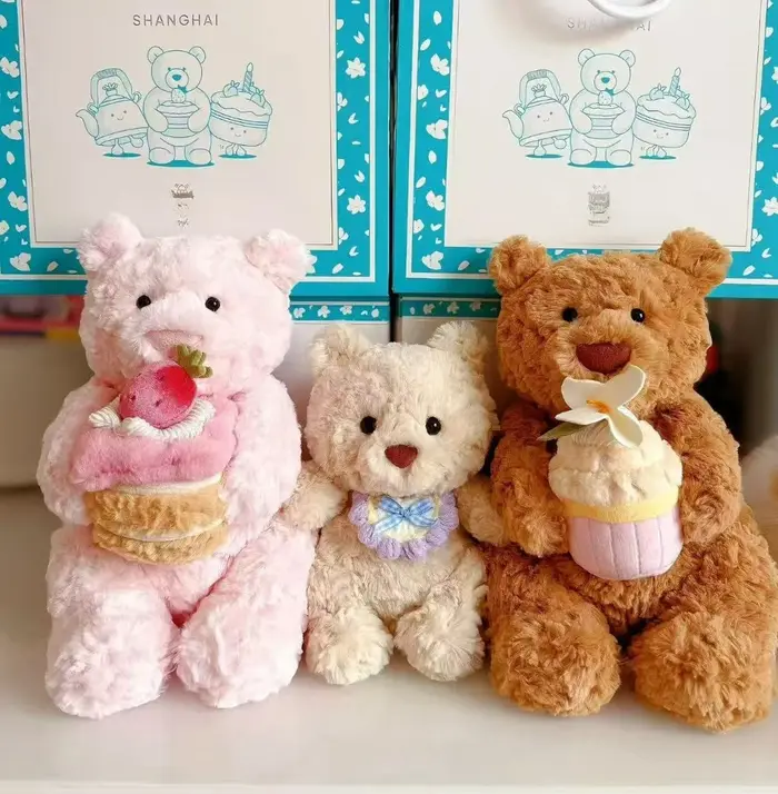 Nouveautés JC Spring : Peluche Ours Leora en édition limitée, thème gâteau aux fraises, adorable et 