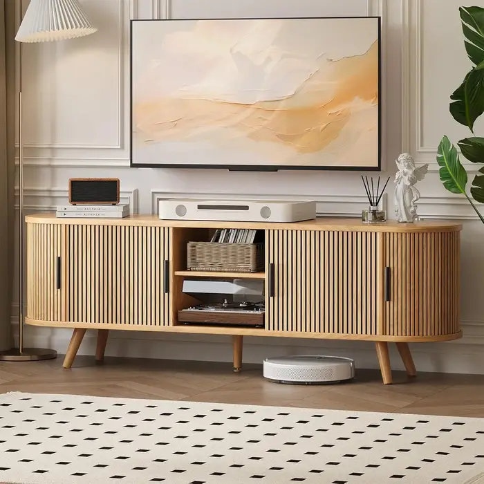 Meuble TV cannelé de 62 pouces de style Mid-Century avec porte coulissante, étagère réglable, consol