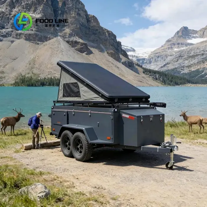 Roulotte de camping tout-terrain personnalisée avec tente de toit et boîte à outils de rangement pou
