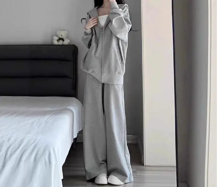 Costume de sport de loisirs pour femmes, ensemble deux pièces, ample, à capuche, gris, pantalon à jambes larges, nouvelle collection automne et hiver 2025