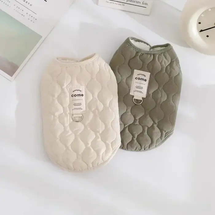 Gilet hivernal en coton pour chiens design élégant anneau D pour laisse adaptabilité taille couleur confortable et chaud pour promenades hiver neige occasions spéciales