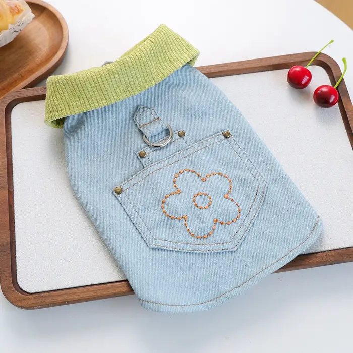 Gilet en jean pour animaux de compagnie Flower Pocket, bleu clair avec col vert citron, sans manches