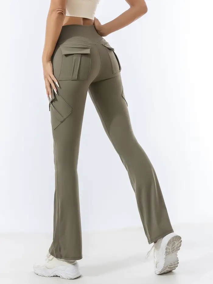 Les pantalons de yoga à poches peuvent être portés sur des pantalons légèrement évasés taille haute 