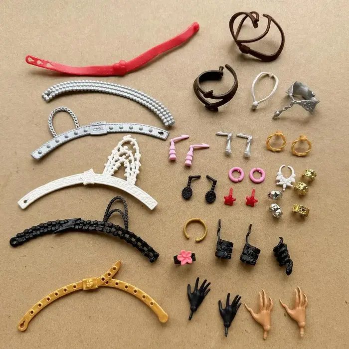 Accessoires pour poupées monstres : Boucles d'oreilles, Colliers, Bracelets, Vêtements, Robes, Jupes