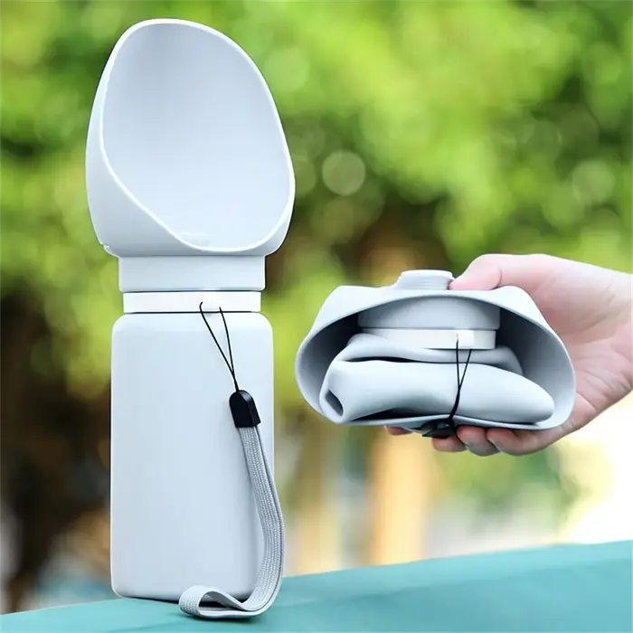Bouteille d'eau portable pour chien spacieuse de 550 ml, anti-fuite, durable et sûre, design pliable