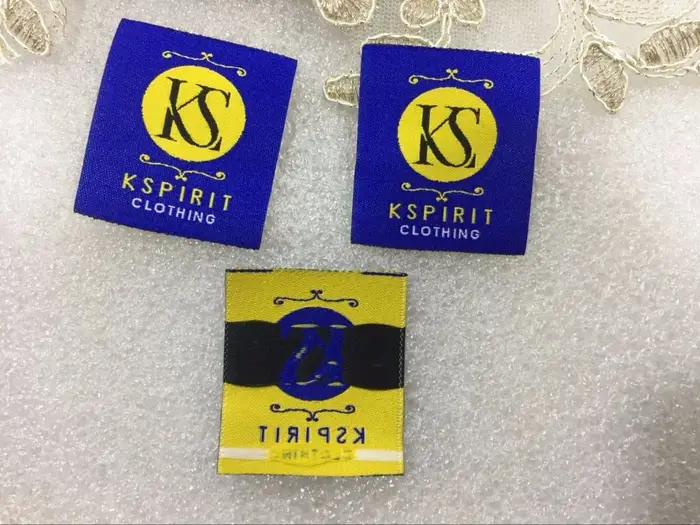 Logo personnalisé couture vêtements chemises sacs étiquette tissée conception gratuite