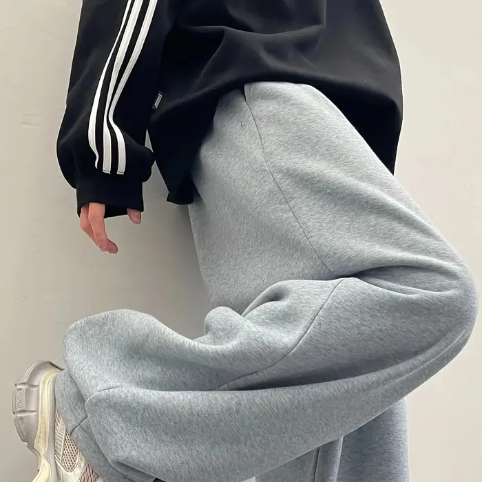 Pantalon de sport ultra ample pour hommes. Gris clair, design décontracté à jambes droites, tissu de