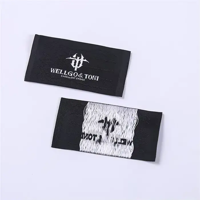 Étiquettes personnalisées pliées en tissu sergé gaufré avec logo, à coudre sur les vêtements, broder