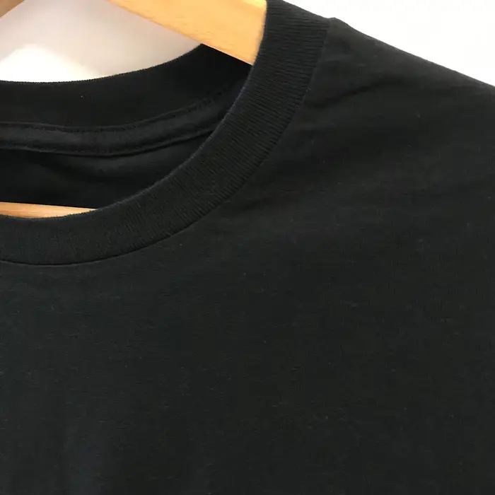 T-shirt drôle à manches courtes avec un chien Goldendoodle buvant un café glacé et portant des lunettes de soleil, vêtement streetwear pour hommes et femmes.