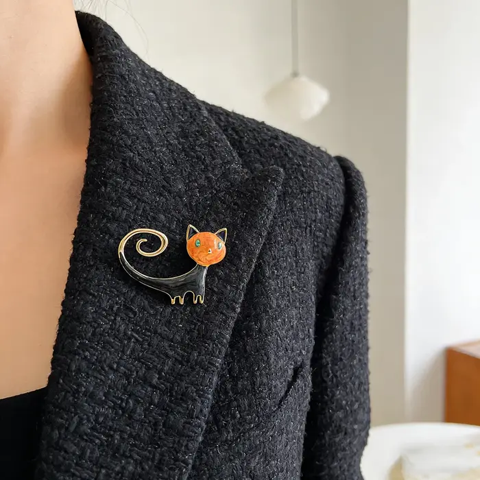 La broche adorable en forme de chaton est un accessoire polyvalent adapté à un usage quotidien, parf