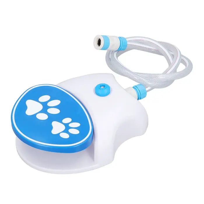 Distributeur d'eau pour chien activé étape sur pied avec tuyau