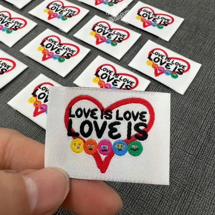 Étiquette tissée LOVE IS LOVE – Patch en tissu avec lettres de dessin animé mignon, étiquettes brodé