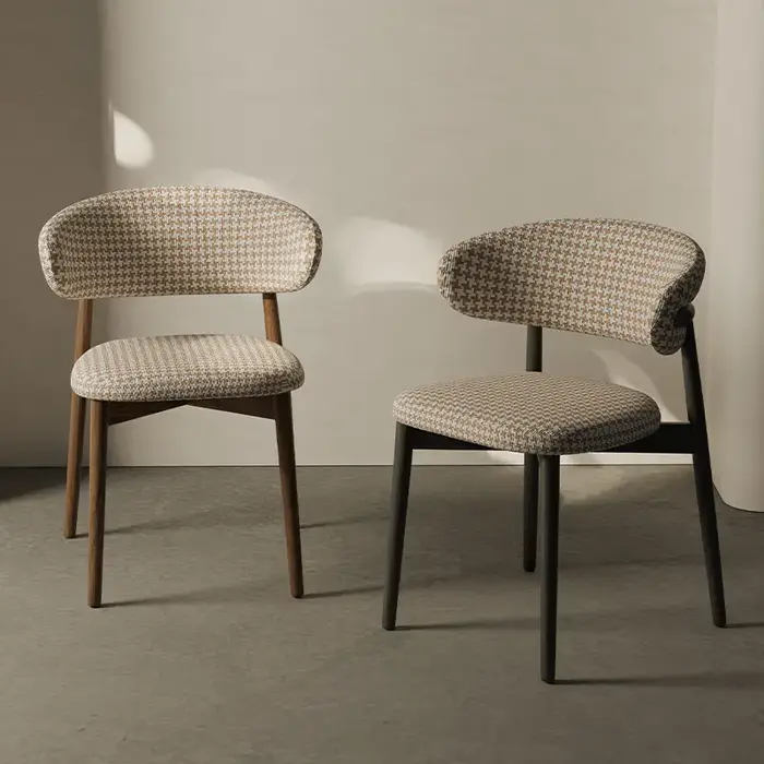 Chaise de salle à manger design rétro en bois massif, tabouret à dossier en tissu de style brochure 