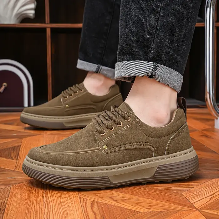 Les chaussures décontractées d'affaires minimalistes pour hommes sont à la mode, polyvalentes, légèr