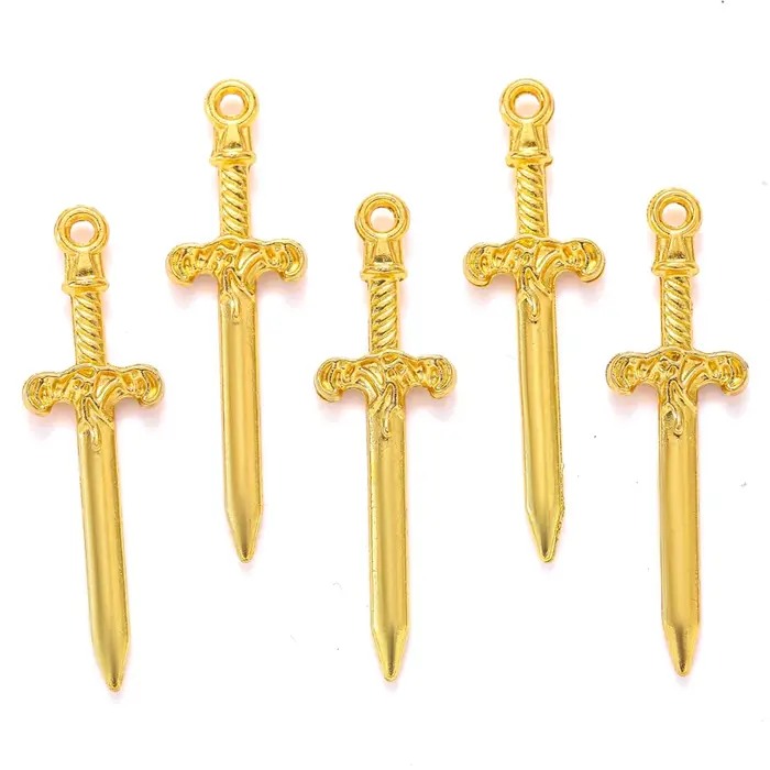 10 pièces 6 couleurs mélangées alliage breloques chevalier épée couteau pistolet armes pendentif pou