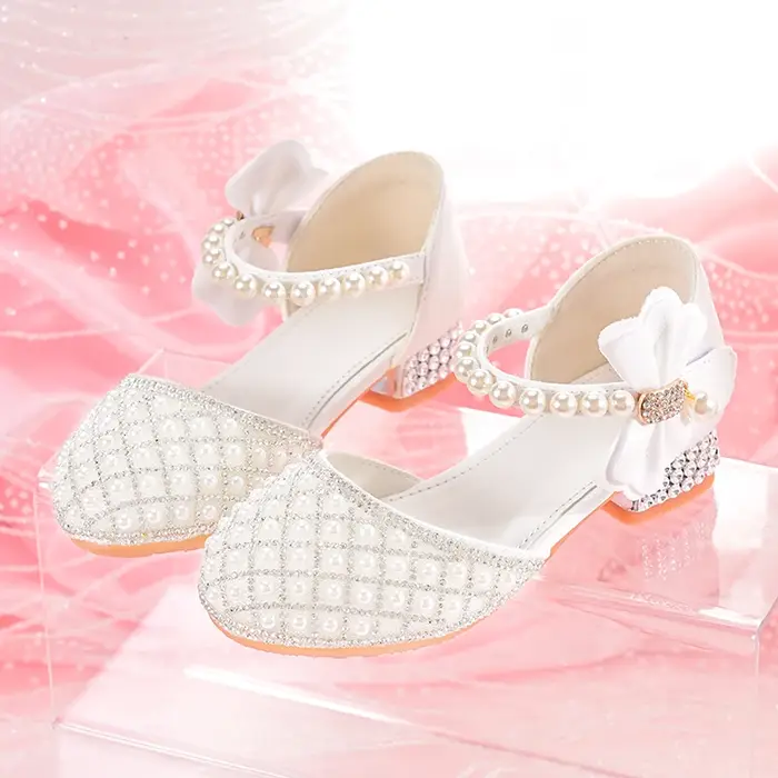 Les talons hauts pour les filles font un design de bandeau, parfaits pour les mariages et les occasi