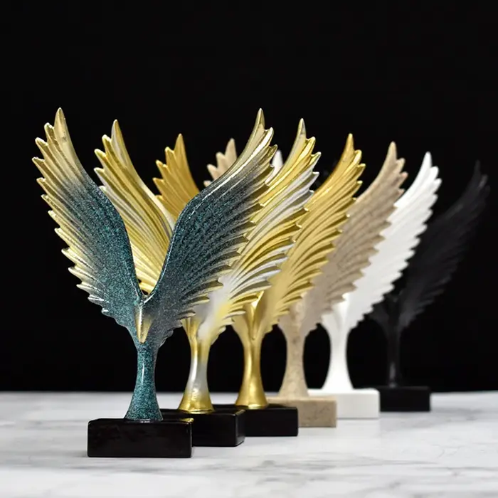 Statue européenne d'aigle en résine grise claire, aile d'ange jaune claire, pour décoration maison et bureau, idéale pour les occasions spéciales