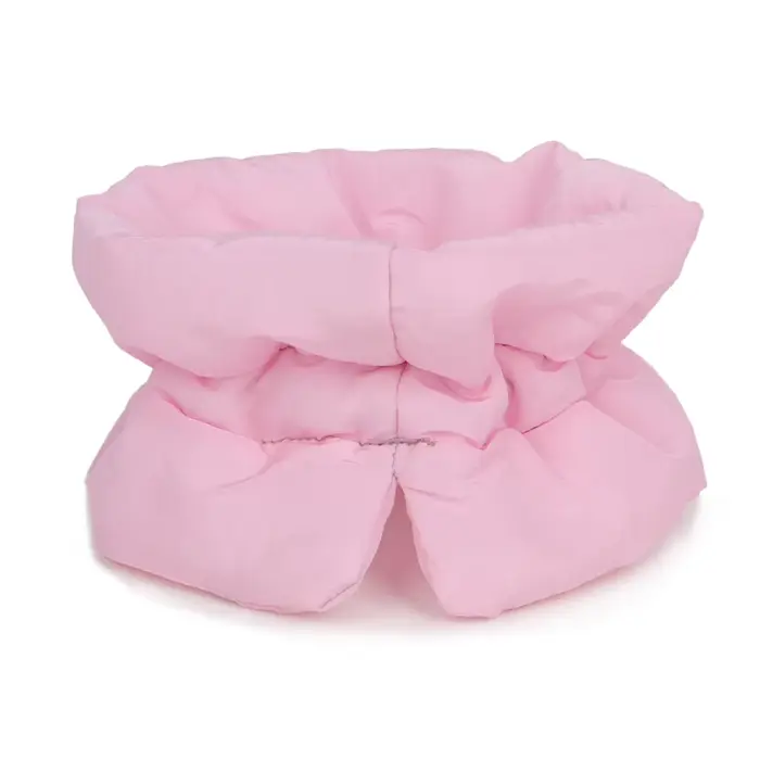 Un col chaud coloré et à la mode pour animaux de compagnie et une écharpe imperméable pour les chats