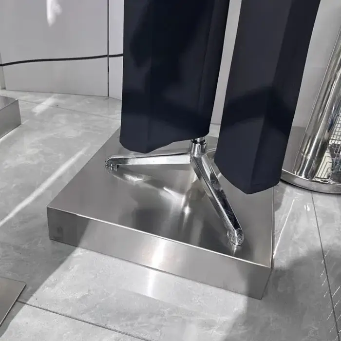 Présentoir en acier inoxydable moderne pour vêtements et accessoires en décoration intérieure pour salon occasions spéciales