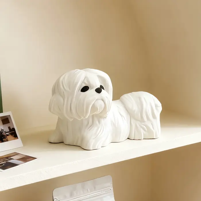 Figurine de chien maltais