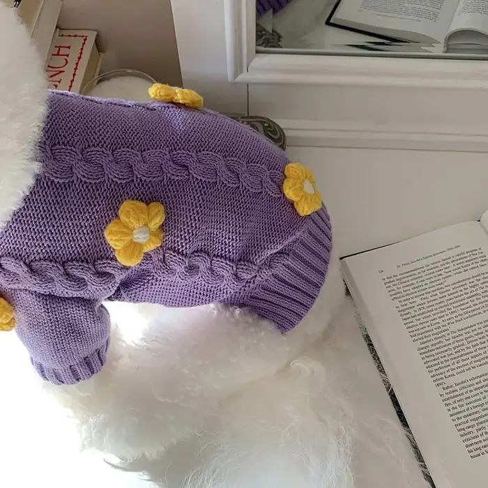 Pull chien mignon violet avec fleur jaune
