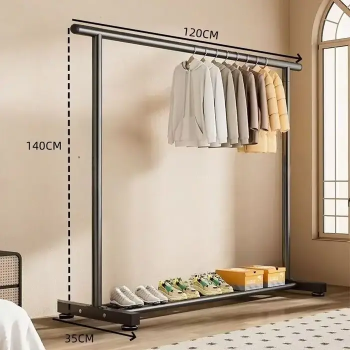Porte-vêtements robuste sur roulettes avec étagère inférieure pour suspendre les vêtements
