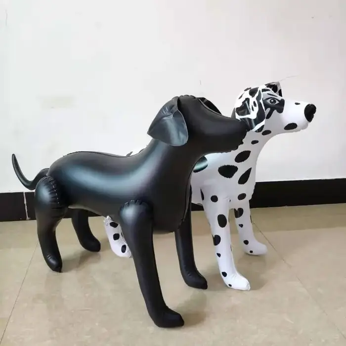 Modèle de chien gonflable en plastique