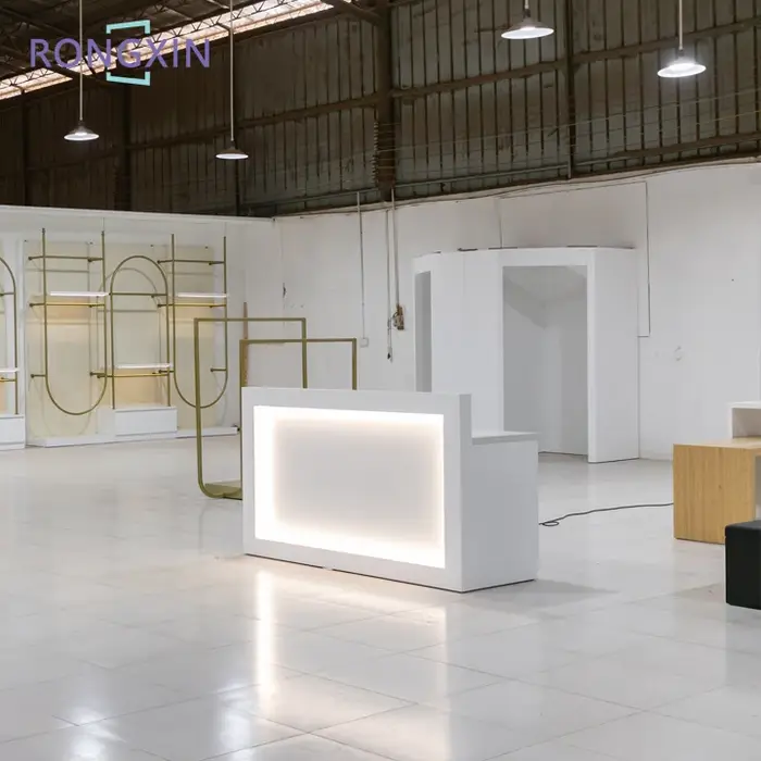 Présentoir de vêtements moderne sur mesure, vitrine en bois pour boutique, aménagement intérieur de 