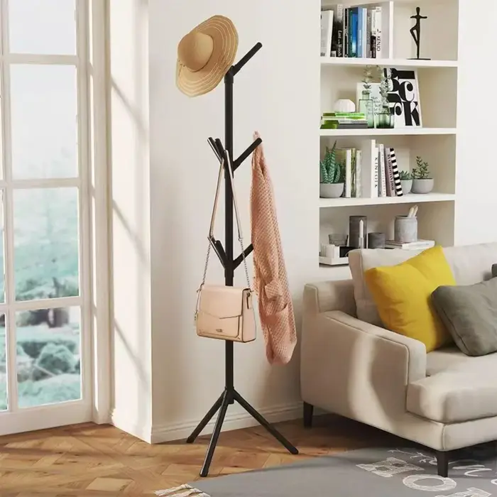 Support de rangement moderne pour manteaux et chapeaux de chambre à coucher en plastique noir pour intérieur élégant et fonctionnel