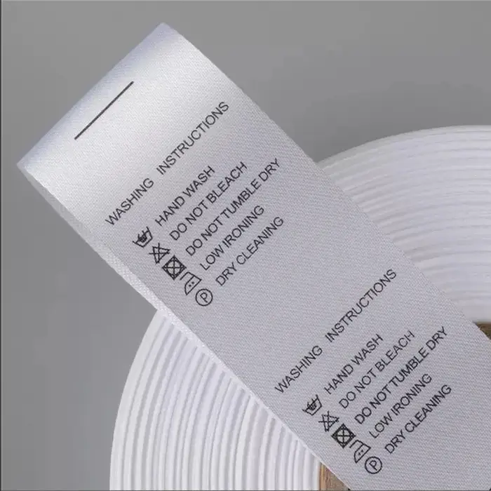 Impression de vêtement personnalisée avec nom de marque et logo, étiquette de lavage en satin blanc 