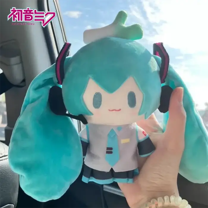 Hatsune Miku Fufu poupée en peluche présente des cadeaux d'anniversaire autour de la poupée mignonne