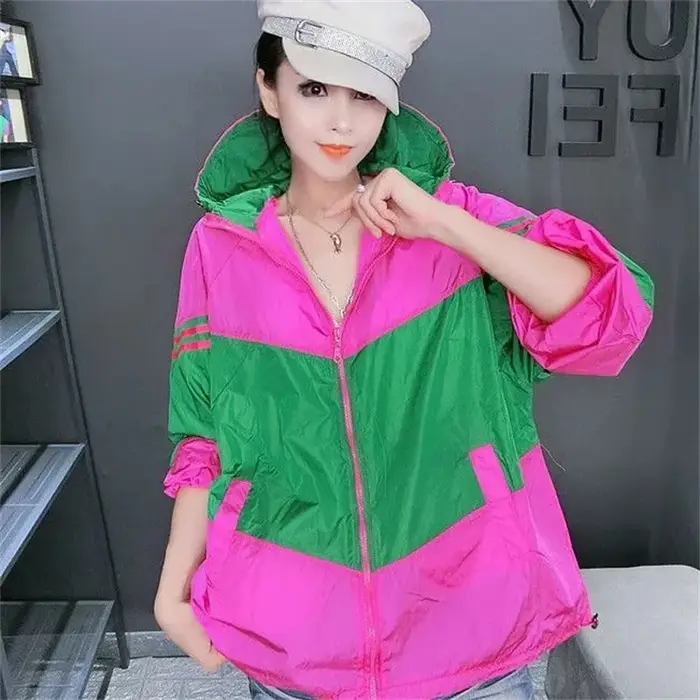 Vêtements de protection solaire pour femmes couleur contrastée résistants aux UV fin et respirant à capuche ample pour printemps été nouvelles collections