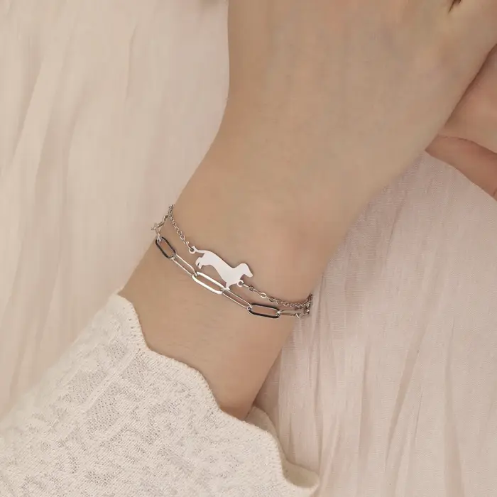 Bracelet à breloques teckel pour femmes acier inoxydable double couche avec motifs floraux cadeau bijoux pour femmes occasions spéciales