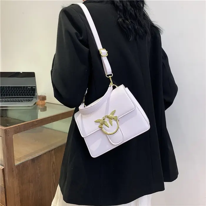 Sac à langer de luxe stable avec un design bien structuré qui conserve sa forme même lorsqu'il est e
