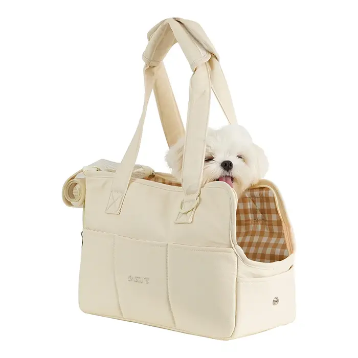 Les animaux de compagnie sortent et emmèlent leurs chiots. Sacs à bandoulière portables pour chats e