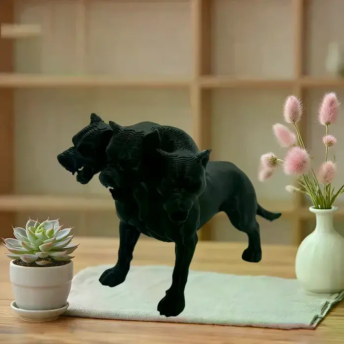 Statue de chien gothique à trois têtes